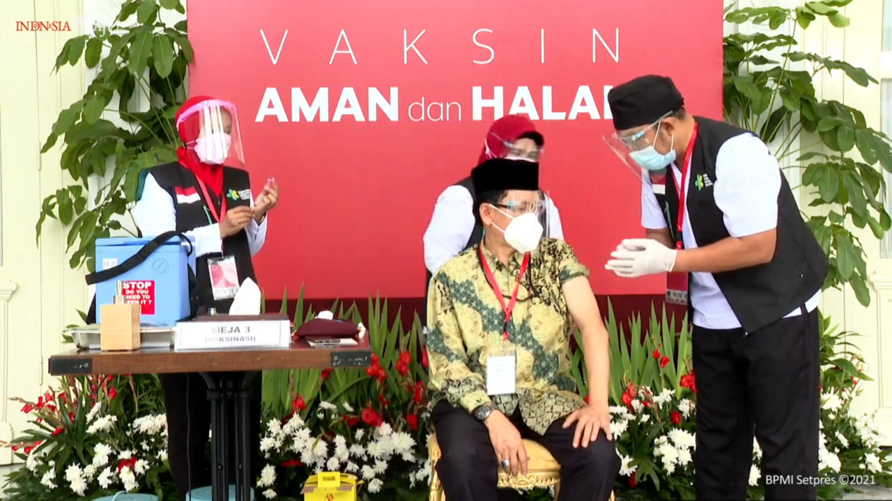 Ikut Vaksinasi Perdana di Istana Negara, Sekjen MUI: Ini Bagian dari Ikhtiar